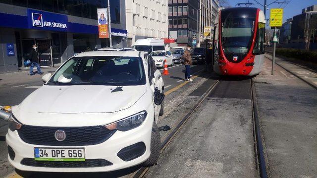 (OZEL) Beyoğlu’nda tramvay yolunda kaza