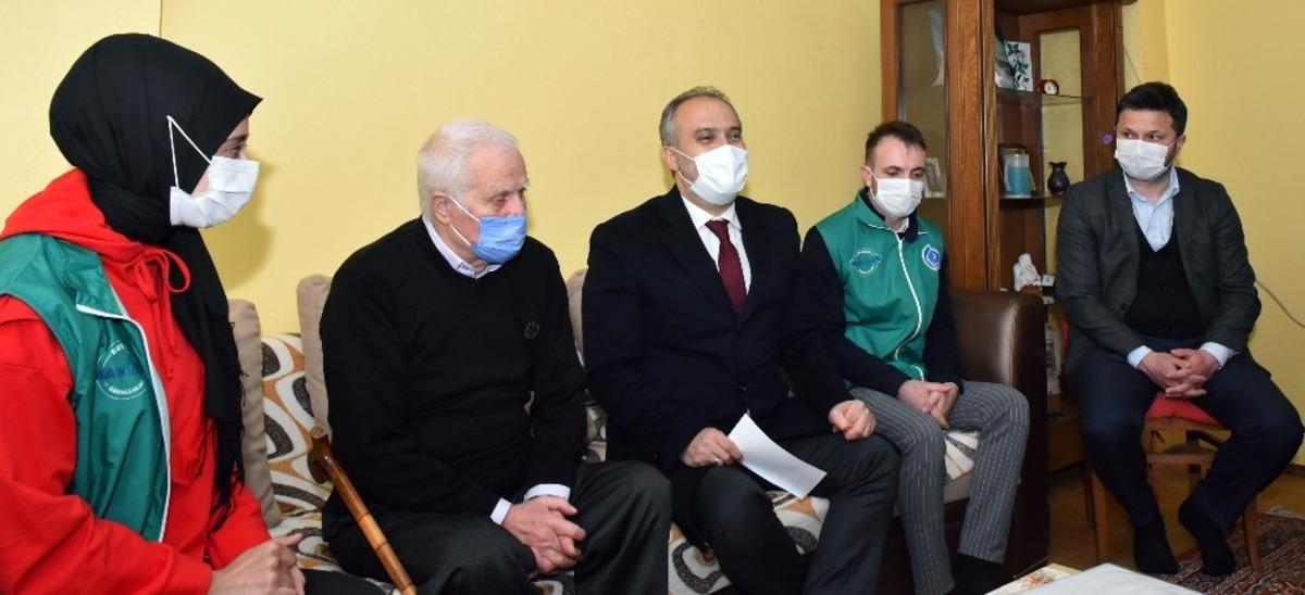 G&ouml;n&uuml;ll&uuml;lerden yaşlılara evinde ziyaret