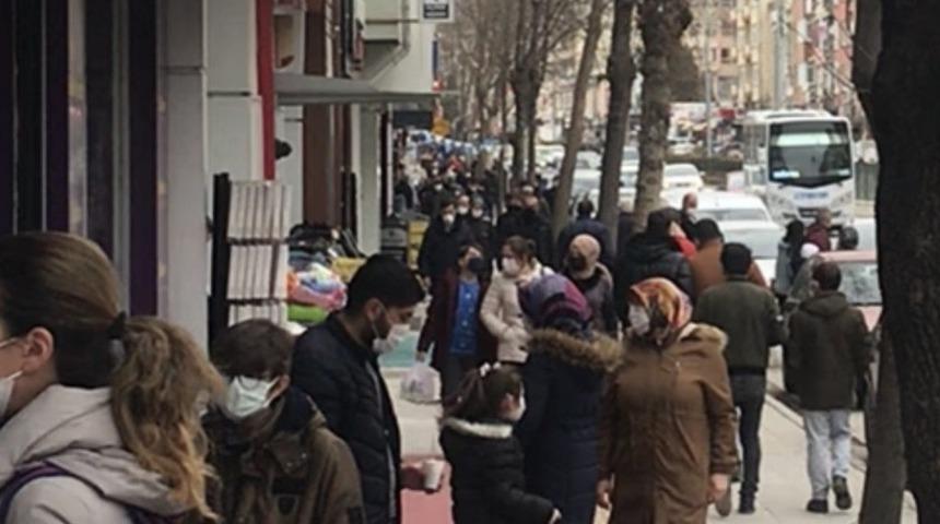 Kontroll&uuml; normalleşmenin ilk hafta sonunda sokaklar yine doldu