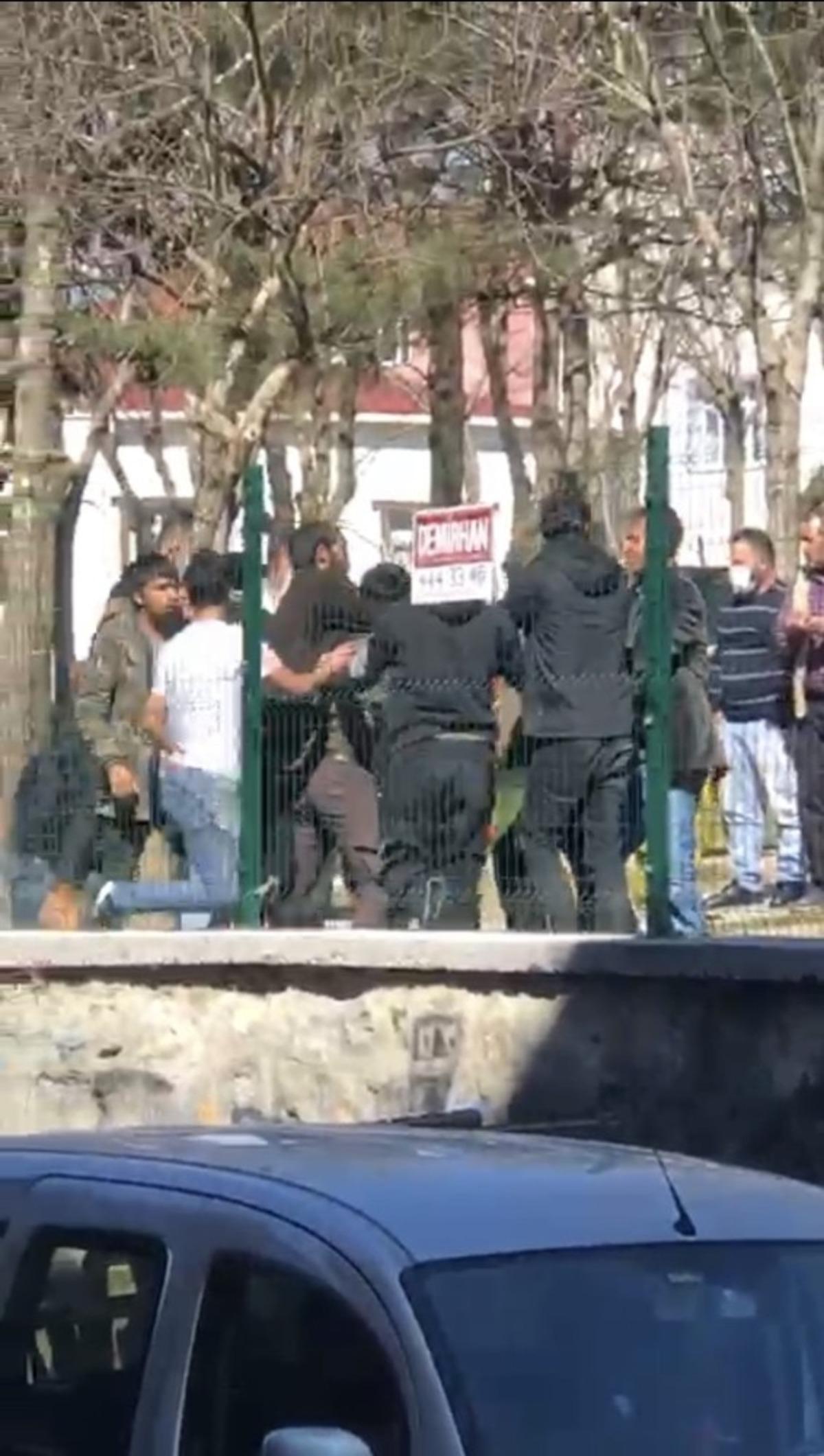 Beyoğlu&rsquo;nda gencin boğazından bı&ccedil;aklandığı meydan kavgası kamerada