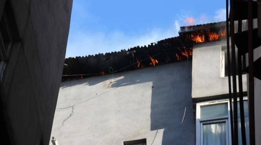 Hakkari’de binanın çatı katıda çıkan yangın korkuttu