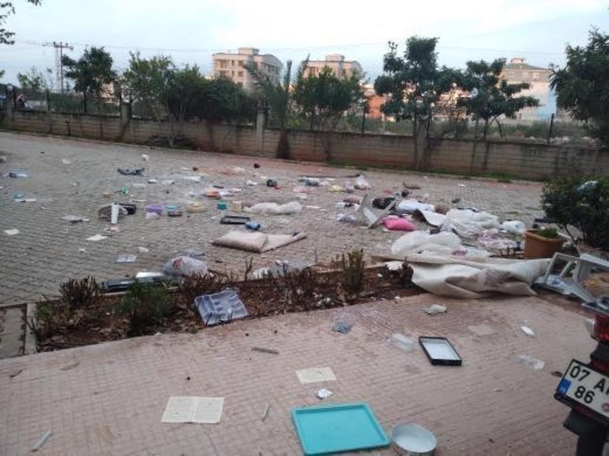 Evinin t&uuml;m eşyalarını balkon ve pencereden zemine atıp intihar girişiminde bulundu