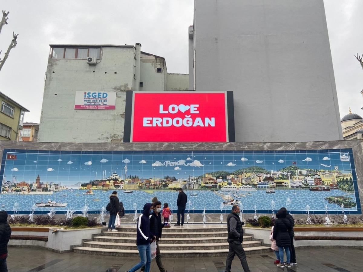 Pendik&rsquo;te &rsquo;Love Erdoğan&rsquo; g&ouml;rseli LED ekranlara yansıtıldı