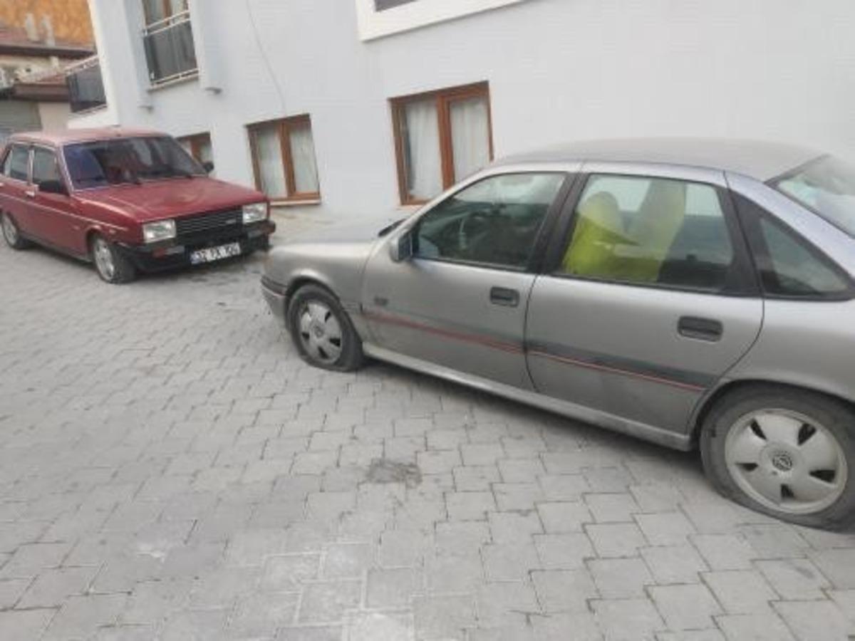 Sokağa girip ara&ccedil;ların lastiklerini kestiler