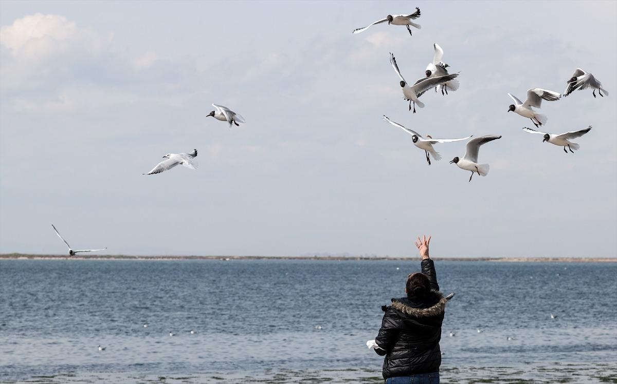 İzmir'de polis ekipleri kafe ve restoranların Kovid-19 tedbirlerini denetledi