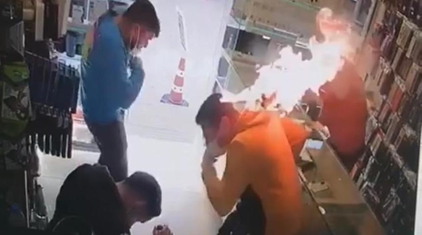 Patlayan telefon bataryası müşteriyi alevler içinde bıraktı! Korkunç anlar