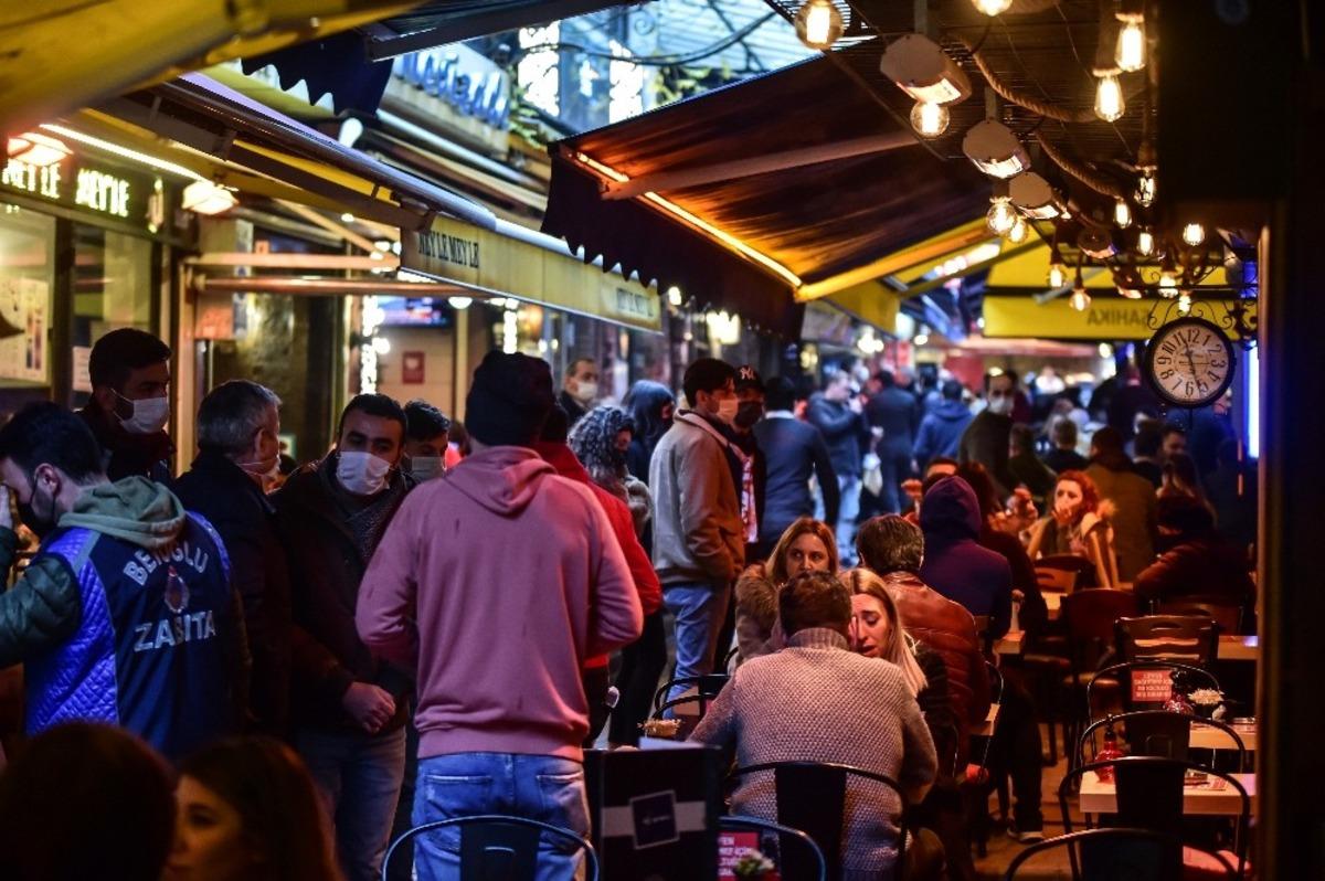 İstiklal Caddesi&rsquo;nde korona vir&uuml;s denetimi