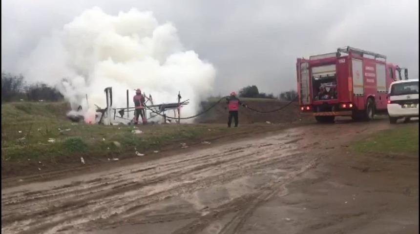 Alev topuna d&ouml;nen balık&ccedil;ı barakası k&uuml;le d&ouml;nd&uuml;