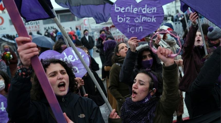 B&uuml;y&uuml;k Kadın Buluşması sonrası polis m&uuml;dahalesi: G&ouml;zaltına alınanlar var