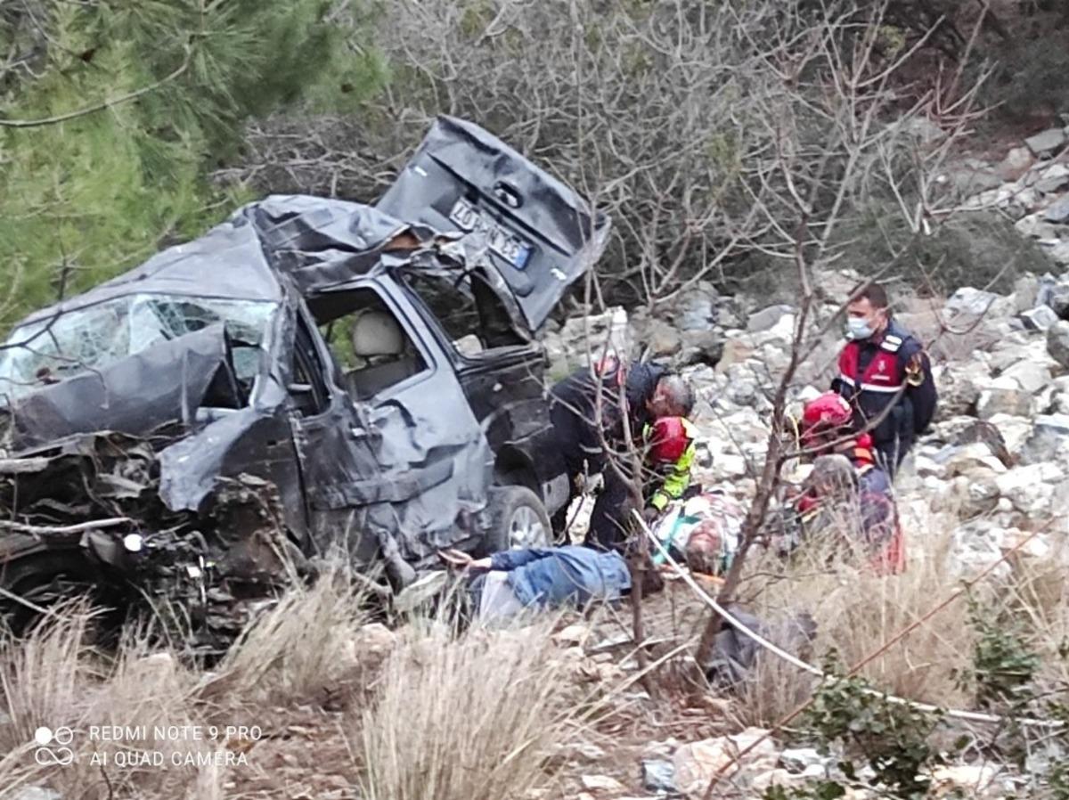 Mersin&rsquo;de ara&ccedil; şarampole yuvarlandı: 1 &ouml;l&uuml;, 4 yaralı