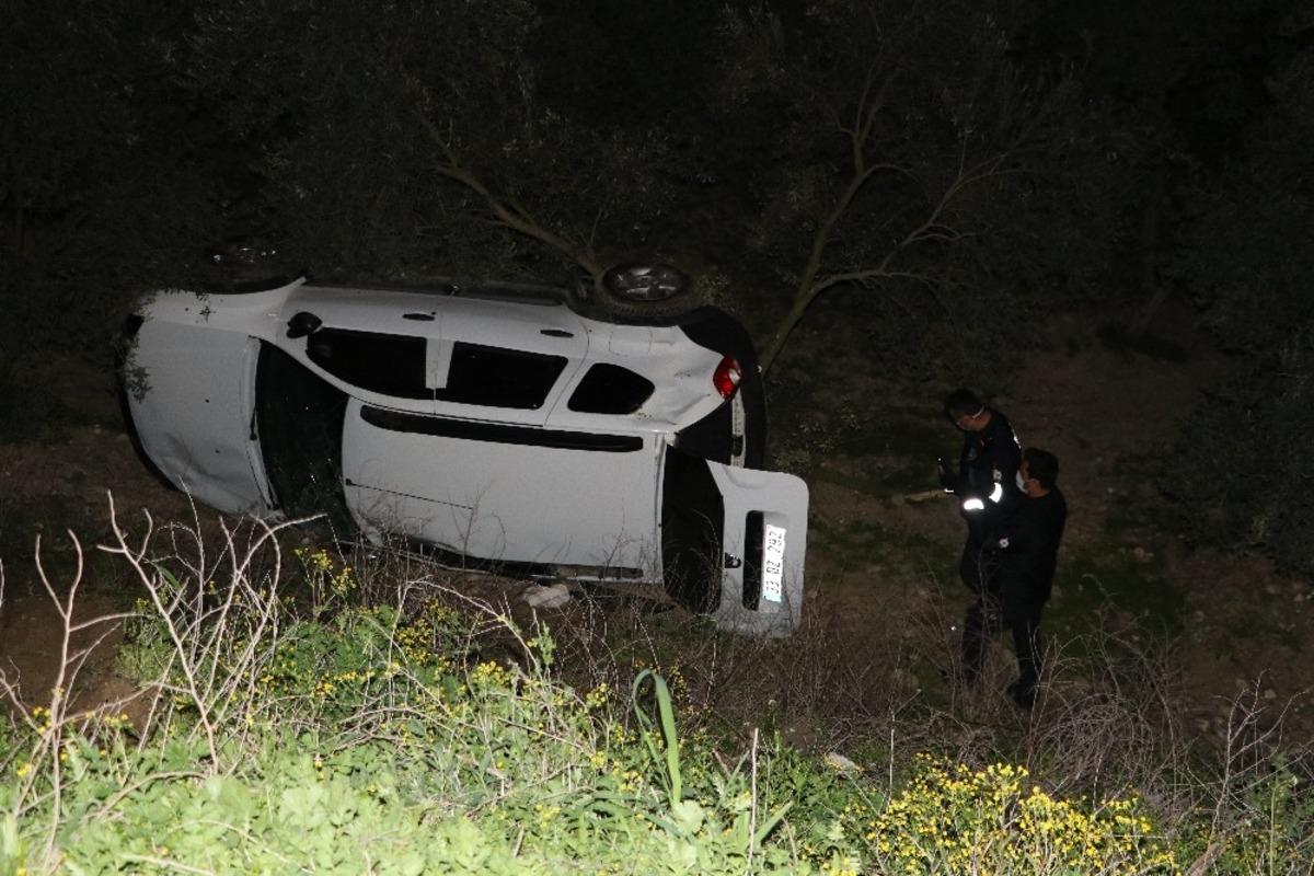 Adana&rsquo;da otomobil şarampole yuvarlandı: 2 yaralı