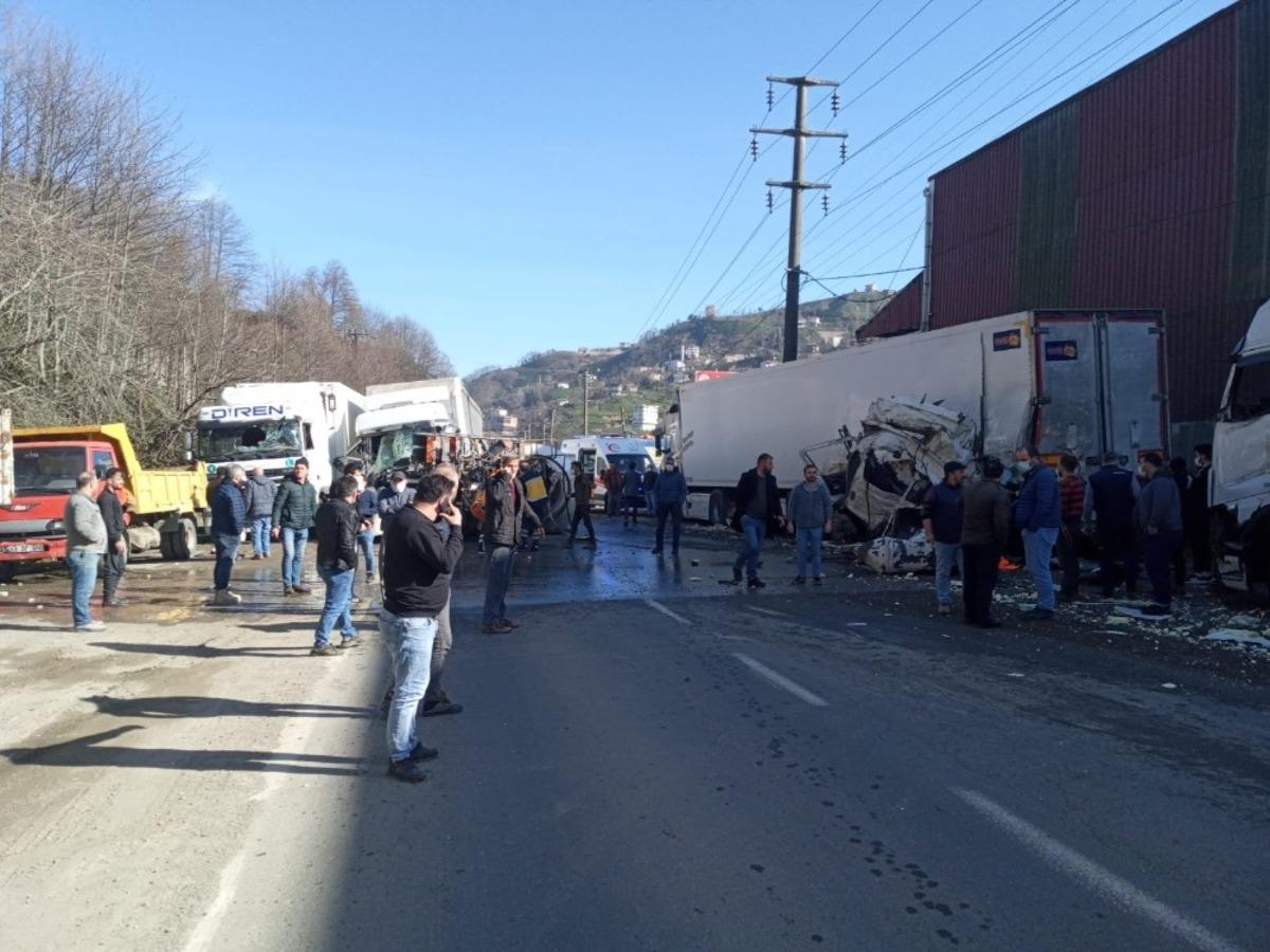 Rize&rsquo;de beton mikseri tır ile &ccedil;arpıştı: 1 &ouml;l&uuml;