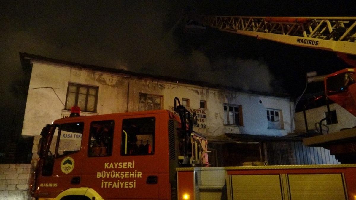 İş yerinin yanan &ccedil;atısı itfaiye ekiplerini harekete ge&ccedil;irdi