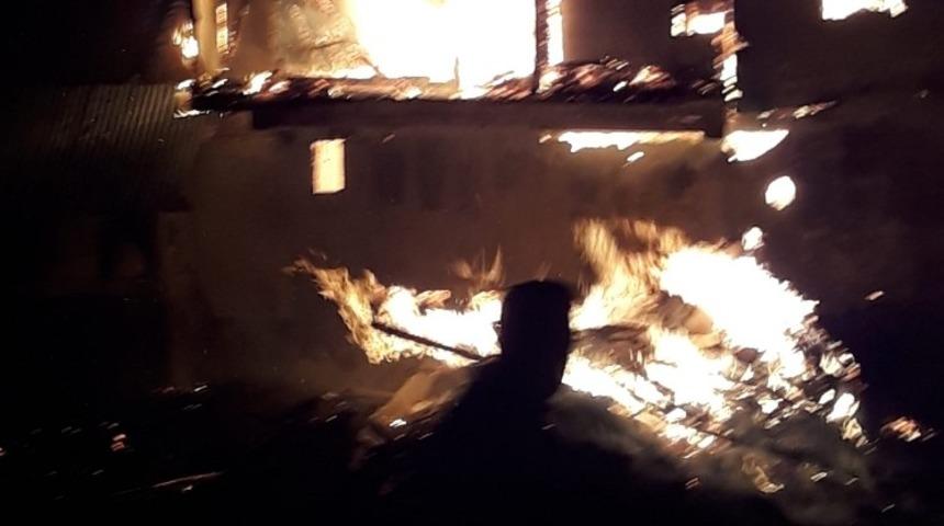 Yangında ahşap ev k&uuml;le d&ouml;nd&uuml;