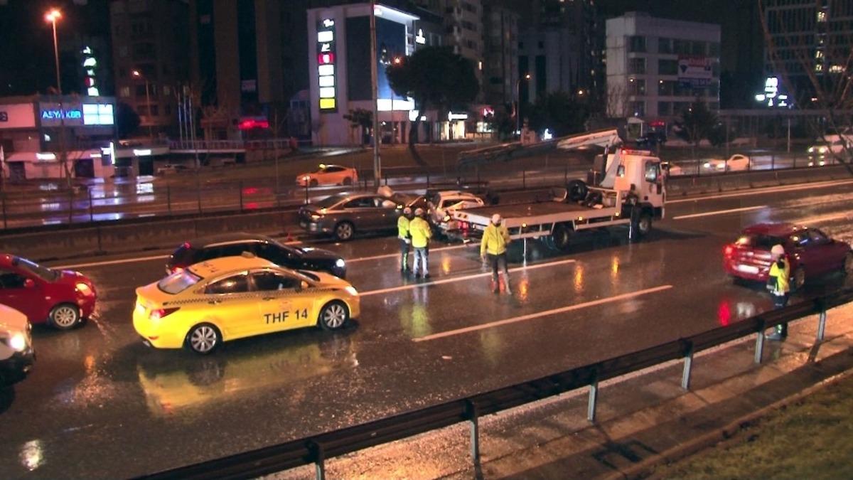 E-5&rsquo;te ilerleyen alkoll&uuml; s&uuml;r&uuml;c&uuml; kazaya neden oldu: 2 yaralı