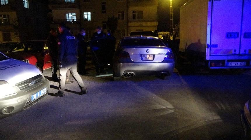 Polisten ka&ccedil;an şahıs aracı bırakarak kayıplara karıştı