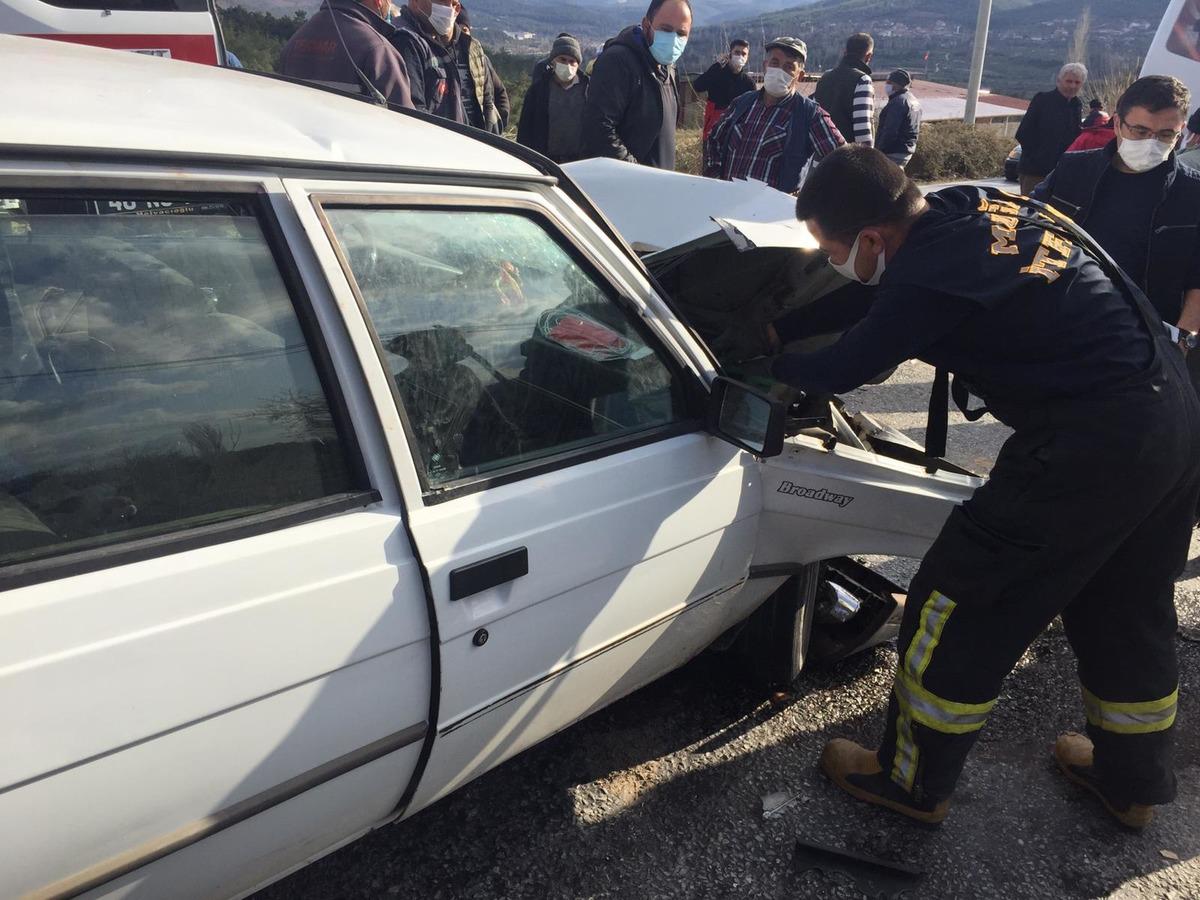 Muğla'da servis minib&uuml;s&uuml; ile otomobil &ccedil;arpıştı: 6 yaralı