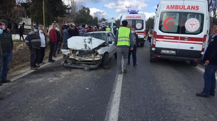 Muğla'da servis minibüsü ile otomobil çarpıştı: Çok sayıda yaralı var