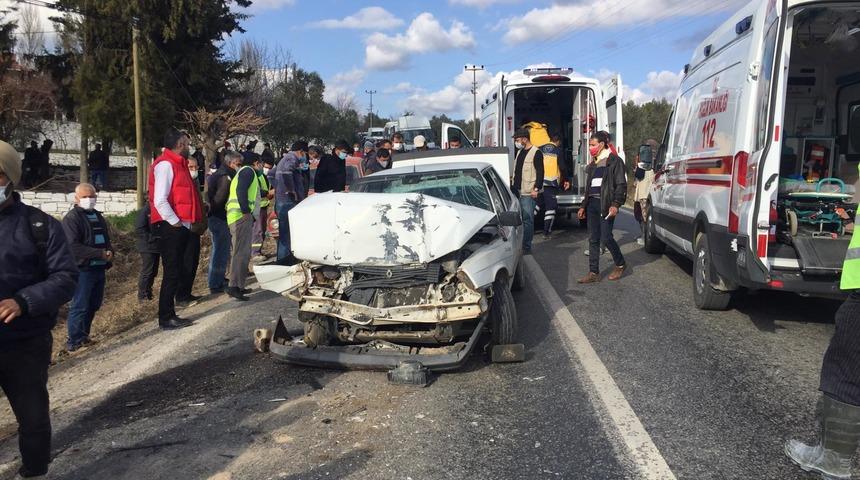 Muğla'da servis minibüsü ile otomobil çarpıştı: 6 yaralı