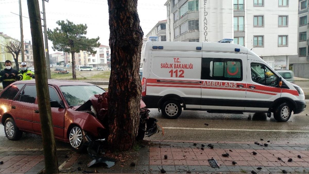 Virajı alamayan otomobilin ağaca &ccedil;arptığı feci kaza kamerada