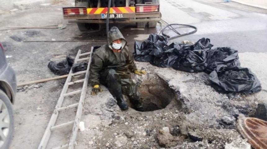 Kanalizasyon işçilerinin fedakâr çalışması