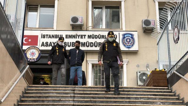 &ldquo;Polisiz&rdquo; diyerek girdikleri evden 42 bin 500 lira &ccedil;alan hırsızlar kamerada 1