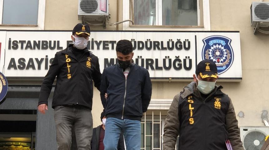 &ldquo;Polisiz&rdquo; diyerek girdikleri evden 42 bin 500 lira &ccedil;alan hırsızlar kamerada