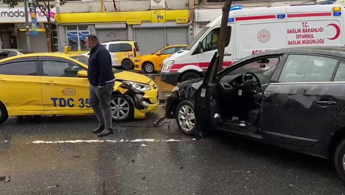 (&Ouml;zel) Şişli&rsquo;de takla atıp yan yatan aracı vatandaşlar d&uuml;zeltti