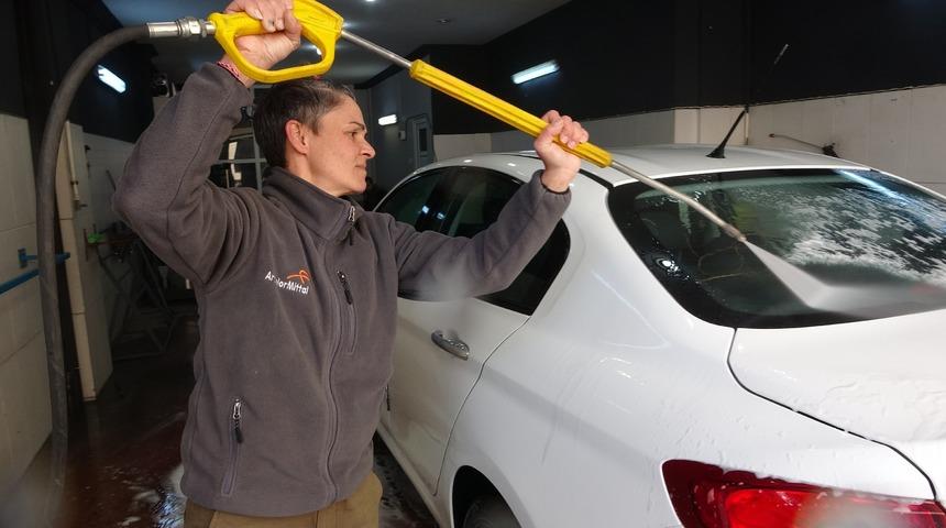 Bursa'da kadın oto yıkamacı görenleri şaşırtıyor!