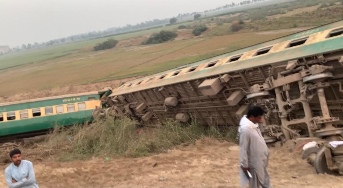 Pakistan&rsquo;da yolcu treni raydan &ccedil;ıktı: 1 &ouml;l&uuml;, 40 yaralı
