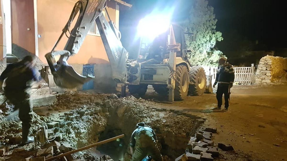 Gece meydana gelen su arızası i&ccedil;in seferber oldular