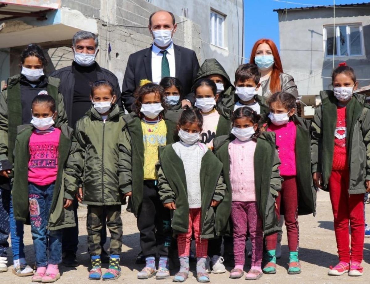 Sera eğitimi verilen tarım iş&ccedil;ilerinin &ccedil;ocuklarına mont dağıtıldı