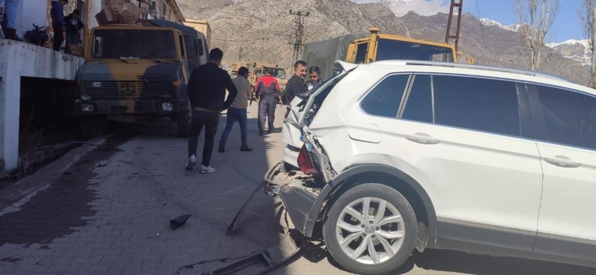 Freni boşalan gıda y&uuml;kl&uuml; zırhlı ara&ccedil; park halindeki otomobile &ccedil;arparak durdu