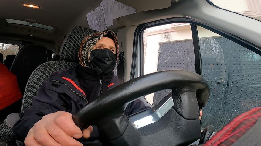 63 yaşındaki Safiye Ana, 28 yıldır şoförlük yapıyor