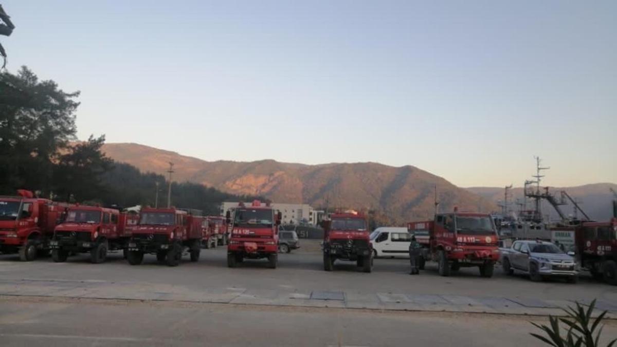 Muğla&rsquo;daki yangına İHA&rsquo;lı, &ccedil;ıkarma gemili m&uuml;dahale