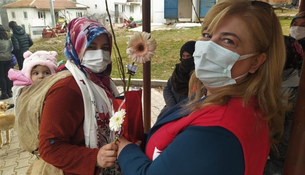 Kadınlar G&uuml;n&uuml;&rsquo;n&uuml; fidan dağıtarak kutladılar