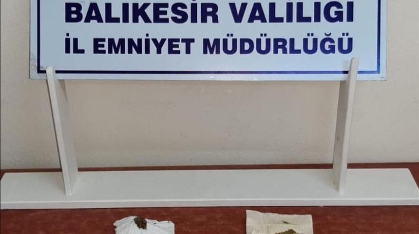 Balıkesir&rsquo;de 8 ş&uuml;pheliye uyuşturucu operasyonu