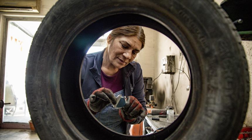 Askere giden oğlundan devraldı, 14 yıldır oto lastikçilik yapıyor