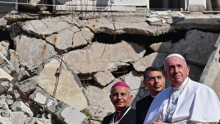 Papa Francesco, Musul'da kiliselerin enkazı arasında dua etti