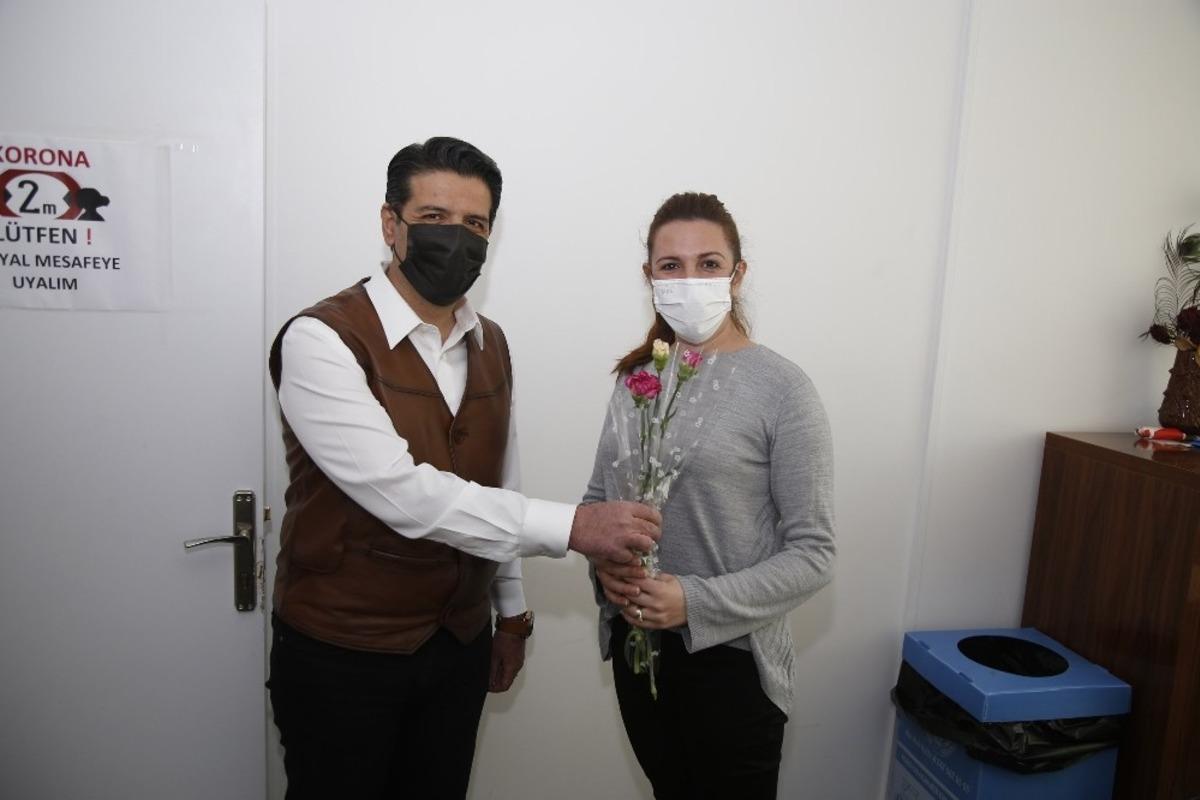 Başkan Gen&ccedil;&rsquo;ten kadın personellere karanfil