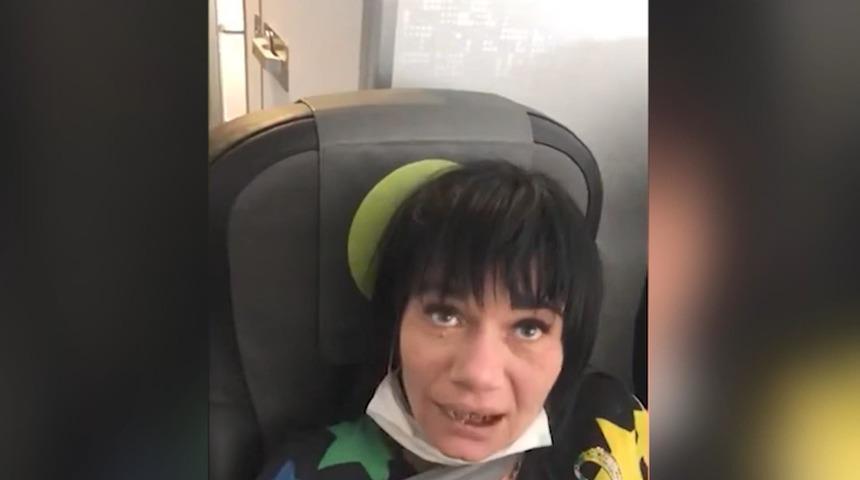 Uçakta soyunmaya başlayan yolcuyu durduramayınca koltuğa bağladılar