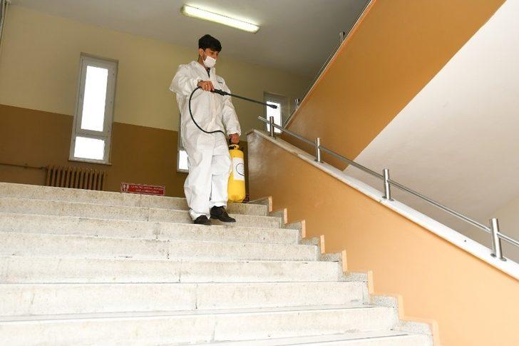 Esenyurt’ta okullar dezenfekte ediliyor G3