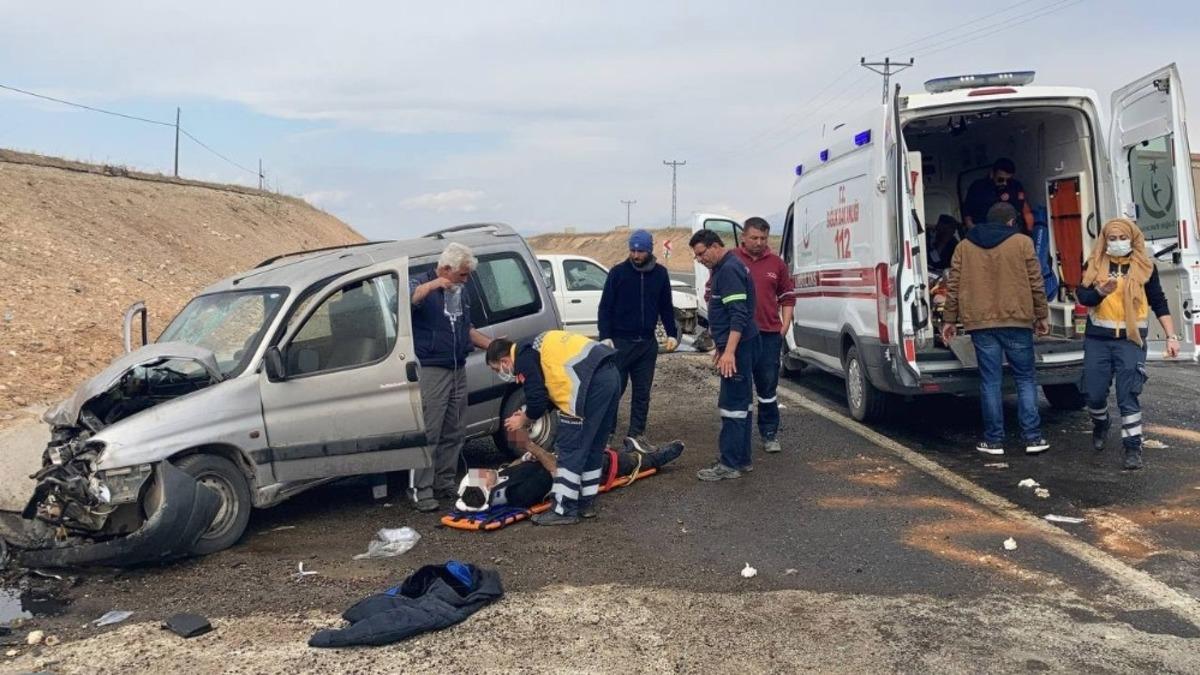 Elazığ&rsquo;da trafik kazası: 4&rsquo;&uuml; &ccedil;ocuk 8 yaralı