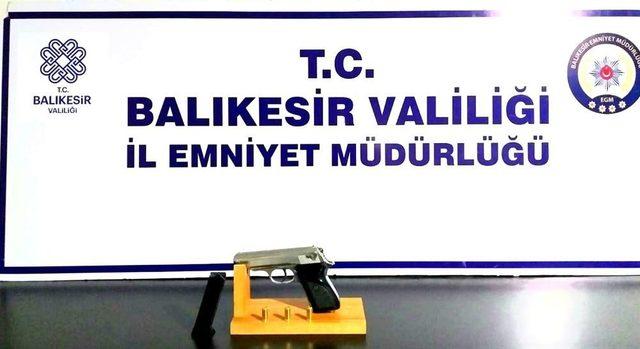 Balıkesir&rsquo;de polis 2 aranan şahsı yakaladı 1