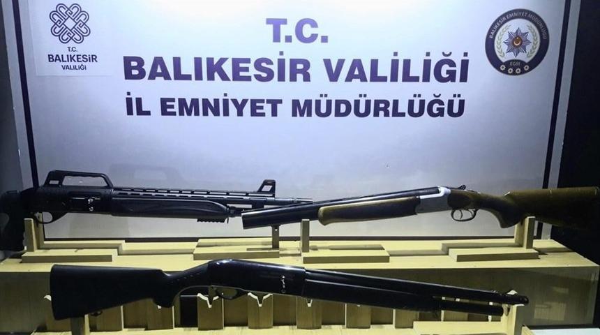 Balıkesir&rsquo;de polis 2 aranan şahsı yakaladı