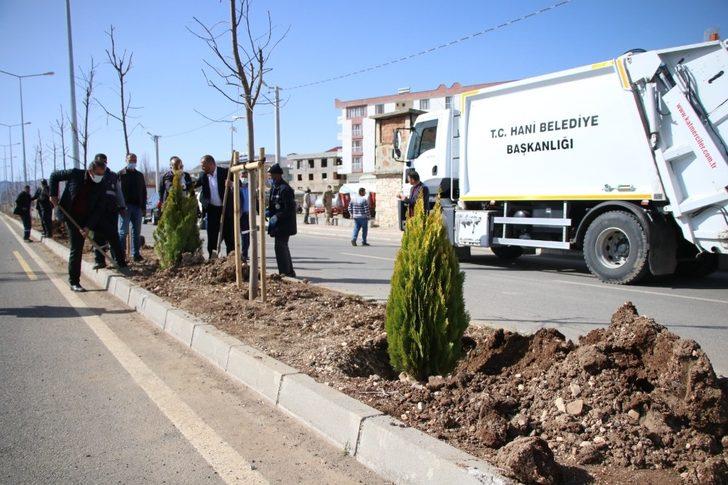 Hani Belediyesi, baharın gelişiyle park, bahçe düzenlemesi yaptı G3