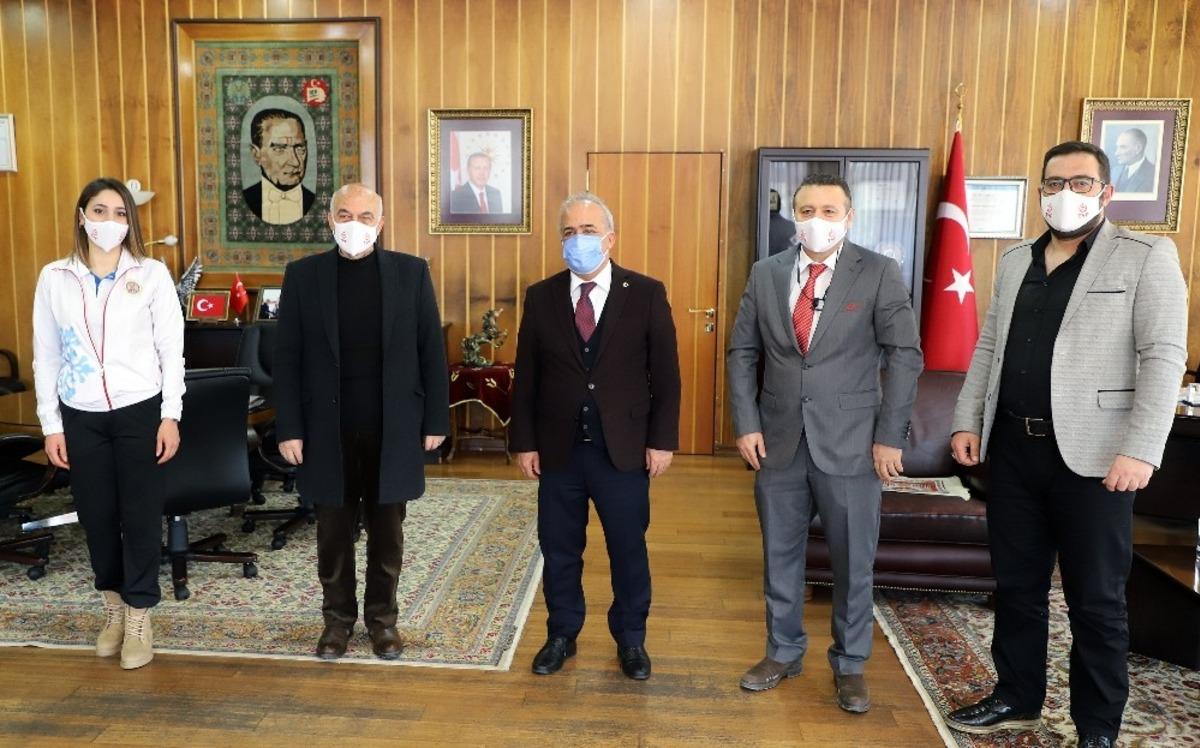 Voleybol temsilcilerinden Rekt&ouml;r &Ccedil;omaklı&rsquo;ya ziyaret