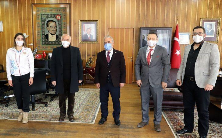 Voleybol temsilcilerinden Rektör Çomaklı’ya ziyaret G1