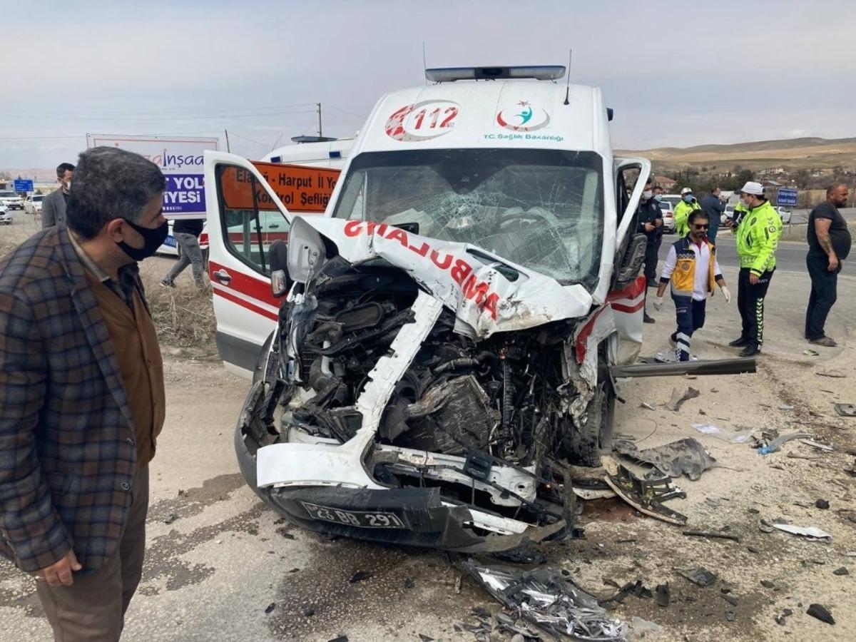 Yaralıları taşıyan ambulans, beton mikserine &ccedil;aptı: 3&rsquo;&uuml; sağlık&ccedil;ı 5 yaralı