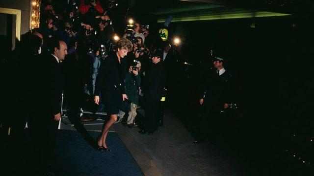 Prenses Diana Aralık 1993'te Kraliyet Ailesi'ndeki görevlerinden çekildi